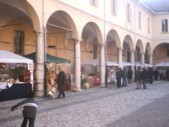 04_il colonnato del palazzo Broletto.jpg