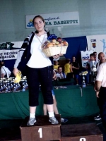Premiata con medaglia e con cesto di frutta